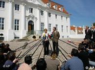 La canciller y el vicecanciller informan a la prensa, fuera del Palacio de Meseberg