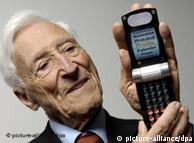 El alemán Klaus Federn, de 94 años muestra un modelo de celular para personas mayores.