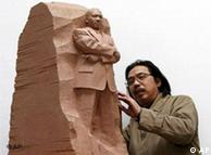 雷宜锌和他的金雕像泥塑模型