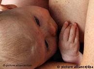 Más de 300 sustancias tóxicas contiene la leche materna de mujeres en Alemania.
