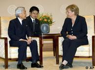 La canciller alemana, Angela Merkel, con el emperador Akihito