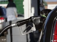 El petróleo encarece a combustibles como el diesel.