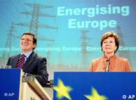 El presidente de la Comisión, José Manuel Durao Barroso, y la comisaria de Competencia, Neelie Kroes
