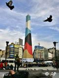 El obelisco de Buenos Aires con las banderas de Argentina y Alemania.