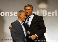 Klaus Wowereit hugs partner Jörn Kubicki 