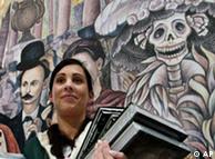 Una participante de la feria y, atrás, las famosas calaveras del mexicano José Guadalupe Posada.