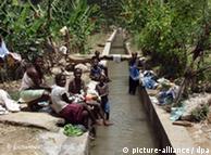 Familias haitianas a orillas de canal construído con la ayuda de la organización alemana 