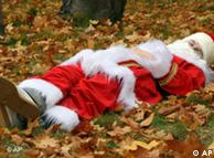Schlafender Weihnachtsmann auf einer Wiese (Quelle: AP/Matthias Rietschel)
