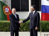 Ο πρόεδρος της Ρωσίας Βλαντιμίρ Πούτιν με τον Ανίμπαλ Καβάκο Σίλβα, πρόεδρο της Πορτογαλίας που ασκεί την προεδρεία στην ΕΕ. 