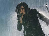 Bill Kaulitz cantando en la lluvia.