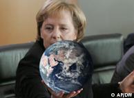 Меркель с глобусом в руках (фотомонтаж)
