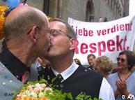 Casamento homossexual: muitos deveres, poucos direitos
