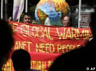 Activistas medioambientales en plena acción en Bali