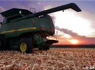 Sebuah mesin menuai jagung untuk ethanol di Amerika