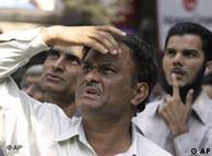 Ein Händler blickt auf die Werte an der Börse in Mumbai (Quelle: AP)