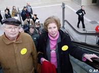 Serge y Beate Klarsfeld llegando a Potsdamer Platz, a la inauguración de la exposición 