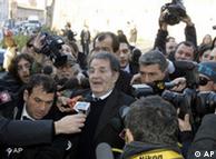 Romano Prodi rodeado de periodistas, poco después de haber anunciado su dimisión. 