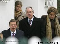 Klaus Zumwinkel (medio) sale de su casa en compañía de su abogado (izq.).