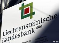 Con ayuda del  banco LGT-Bank de Liechtenstein.