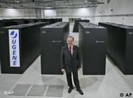 Thomas Lippert vor Telefonzellengroßen Schränken, in denen der Supercomputer JUGENE untergebracht ist