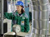 یک زن کارگر آلمانی در حال کنترل دستگاه تقطیر در یک کارخانه آلمانی