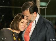 Rajoy y abraza a su esposa durante en el balcón de la calle Génova. 