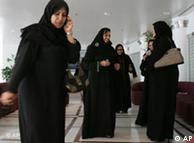 تطمح النساء السعوديات الى الحصول على مزيد من الحقوق التي تسمح لها بالمشاركة في الحياة العامة