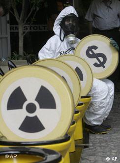 Greenpeace protesta contra energia nuclear em frente de Angra 3, em março de 2008
