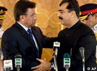 Ο πρόεδρος Περβέζ Μουσάραφ με τον νέο πρωθυπουργό Γκιλάνι