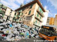 Montañas de basura en la ciudad de Nápoles.  