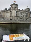 Ativistas navegam em frente ao Reichstag, para reivindicar mais verbas para combate ao desmatamento, em 2008