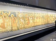 Una visitante observa el tapiz de Abraham con los ángeles, que data del siglo XII.   