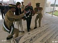Ο πρώην πρόεδρος των ΗΠΑ και η σύζυγός του στον τάφο του Γιασέρ Αραφάτ