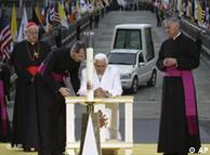 Ο Πάπας προσεύχεται στο Ground Zero