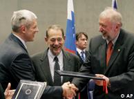 Ο Σέρβος πρόεδρος Μπόρις Τάντιτς και ο Σλοβένος ΥπΕξ. Ντιμίτρι Ρούπελ κατά την υπογραφή της συμφωνίας στο Λουξεμβούργο