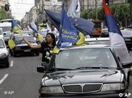 Οπαδοί του φυλοδυτικού Δημοκρατικού Κόμματος πανηγυρίζουν στο Βελιγράδι