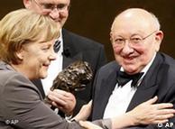 Angela Merkel and Marcel Reich-Ranicki at the award ceremony in Hamburg