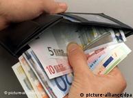 La iniciativa de renta básica incondicional supone un salario fijo mensual de 1.000 euros  para cada persona. 