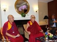 达赖喇嘛（右）与阿嘉活佛（左）