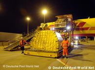 Fracht-Entladung in der Nacht (Quelle: Deutsche Post World Net)