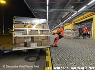 Waren-Container am DHL-Drehkreuz (Quelle: Deutsche Post World Net)