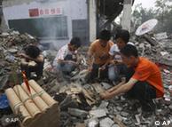 地震中失去孩子的家长在废墟中祭奠孩子