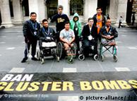 Sobrevivientes de bombas racimo protestan en Dublin.