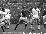 گونتر نتزر، هافبک خلاق خط میانی تیم ملی فوتبال آلمان (غربی) در میان بازیکنان تیم بلژیک در جام ملت‌های اروپای ۱۹۷۲