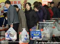 China prohibió la entrega gratuita de bolsas de plástico en los comercios.