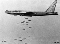 Um dos bombadeiros B-52 americanos, lançando bombas sobre o Vietnã na Campanha de Natal em 1972