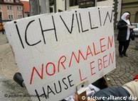 تظاهرات پناهجویان در اعتراض به وضعیت یکی از کمپ‌های پناهندگی در آلمان