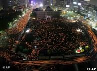 2008年6月10日，韩国人在首尔大示威抗议进口美国牛肉的计划