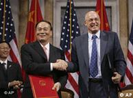 US-Finanzminister Henry Paulson und der chinesische Vize-Premier Wang Qishan (Juni 2008, Quelle: AP)
