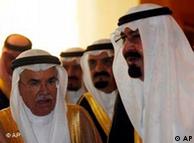 ملک عبدالله، پادشاه عربستان سعودی (سمت راست) نگران قدرت گرفتن شیعیان در منطقه است